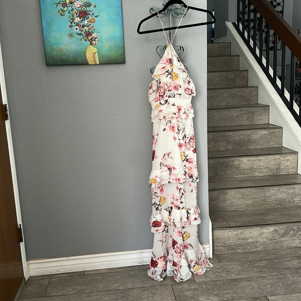 NWT beautiful feminine dress.